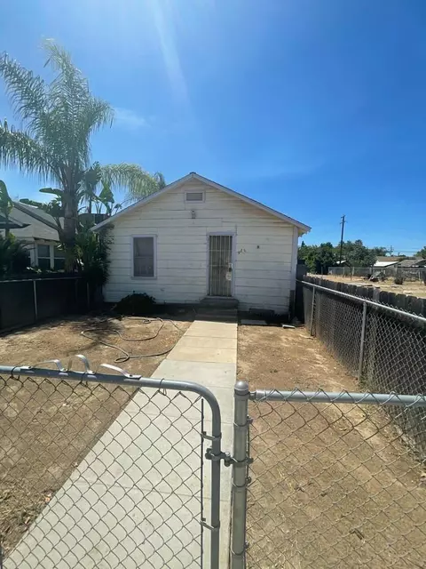 626 3rd St, Parlier, CA 93648 photo 1