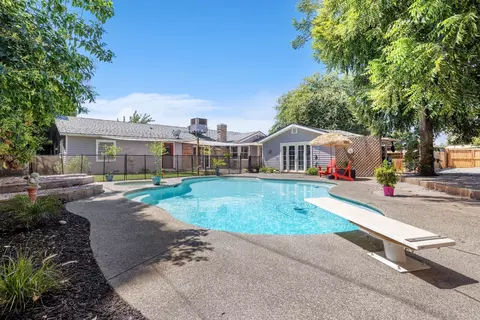 2412 E Westcott Ave, Visalia, CA 93292 photo 1