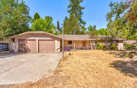 40908 Griffin Dr, Oakhurst, CA 93644