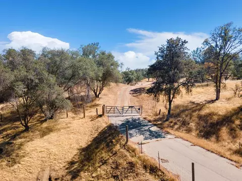 1 Gooseberry Ln, Prather, CA 93651