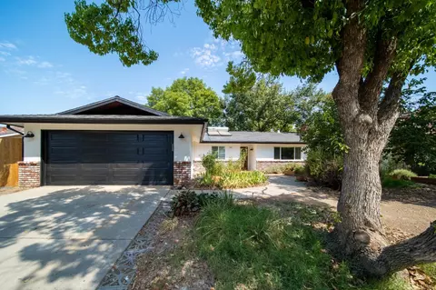 787 W Polson Ave, Clovis, CA 93612 photo 1
