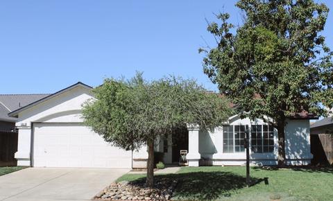 607 Macadamia Ave, Madera, CA 93637 photo 1