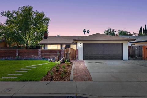 576 W Holland Ave, Clovis, CA 93612 photo 1