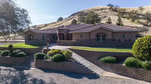 18685 Auberry Rd, Clovis, CA 93619 photo 1