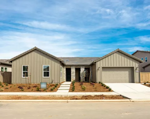1045 Beaver Pond Loop, Madera, CA 93636 photo 1