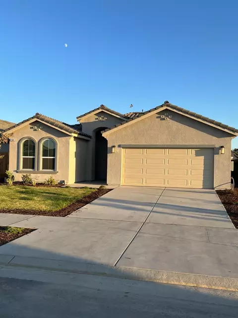 1104 Bristlecone Dr, Madera, CA 93638