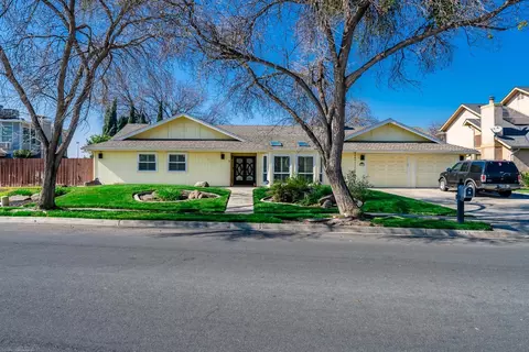 1122 Campus Dr, Hanford, CA 93230 photo 1