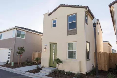 2012 N Rogers Lot Apt 85 Ln, Clovis, CA 93619