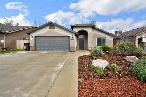 1050 E Vine Ct, Visalia, CA 93292 photo 1
