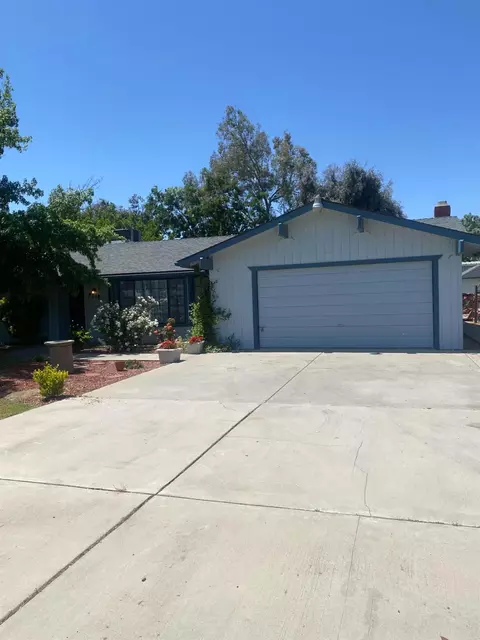 8019 N Marion Ave, Clovis, CA 93619