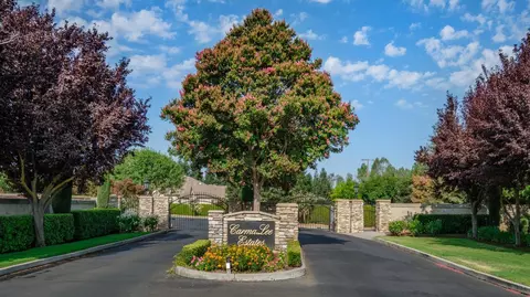 6733 E Carmalee Ln, Fresno, CA 93727