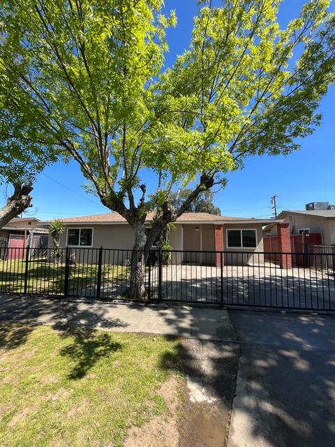 2461 S Holloway Ave, Fresno, CA 93725