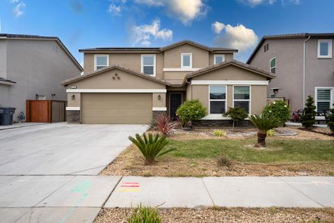558 9th St, Sanger, CA 93657
