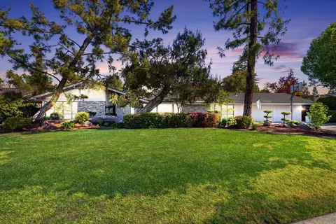 7425 N Spyglass Ave, Fresno, CA 93711