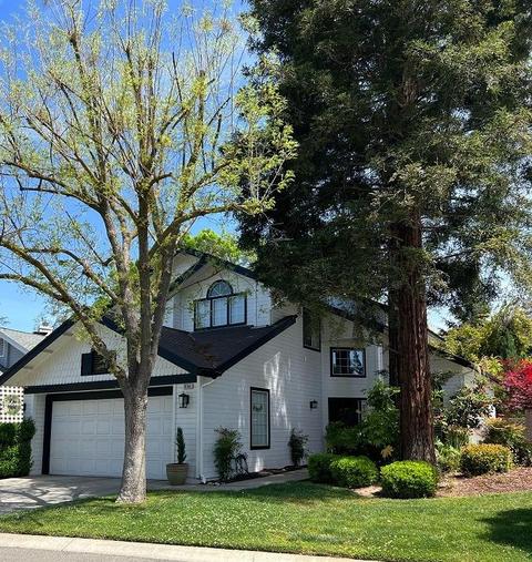 9164 N Woodlawn Dr, Fresno, CA 93720