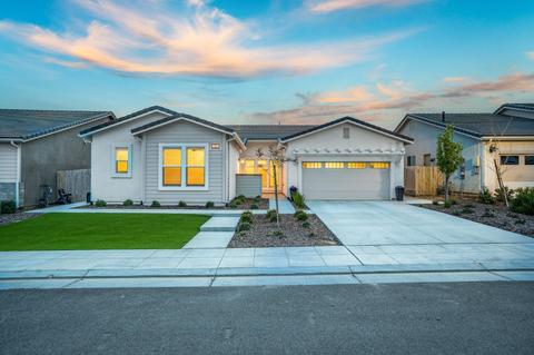 580 Huntington Ave S, Madera, CA 93636