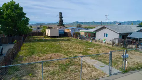 208 E Madera St, Avenal, CA 93204