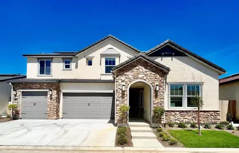 545 Bloom Ln, Clovis, CA 93619