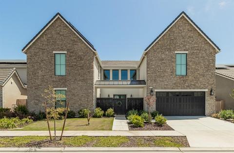 2047 N Preuss Ave, Clovis, CA 93619