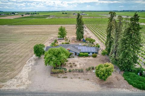 13555 S De Wolf Ave, Selma, CA 93662