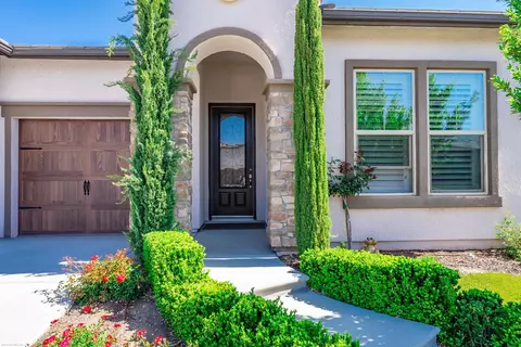 1744 E Benvenuto Dr, Fresno, CA 93730