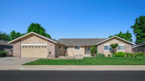 1568 Douglas Ave, Clovis, CA 93611