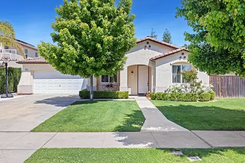 826 Rosewood Ave, Sanger, CA 93657
