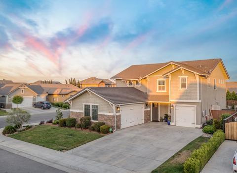 1076 Maine Ave, Clovis, CA 93619