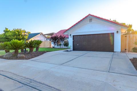 686 N Ezie Ave, Clovis, CA 93611