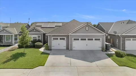 3064 N Apricot Ave, Fresno, CA 93727