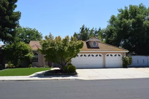 332 W Goshen Ave, Clovis, CA 93611
