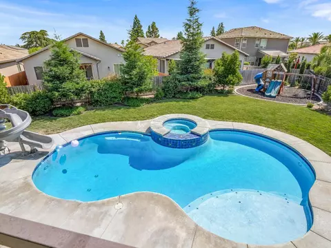 1671 E Bella Fiore Dr, Fresno, CA 93730