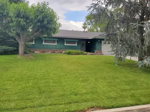 6074 N Briarwood Ave, Fresno, CA 93711
