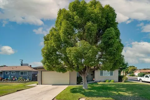 132 W Rall Ave, Clovis, CA 93612 photo 1