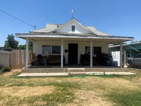 1141 E Golden Way, Dinuba, CA 93618