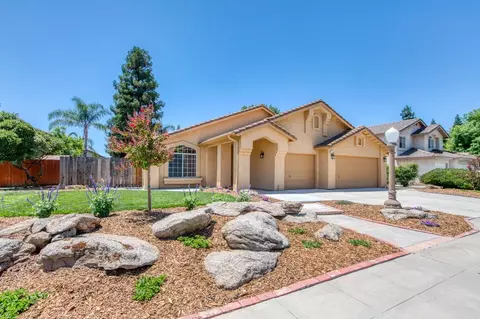 2272 Celeste Ave, Clovis, CA 93611