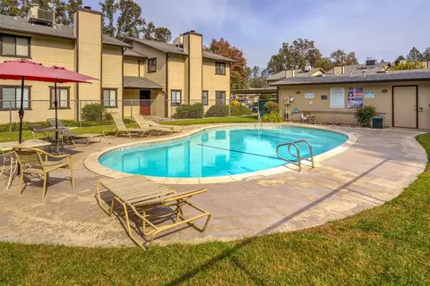 49400 River Park Rd #27, Oakhurst, CA 93644