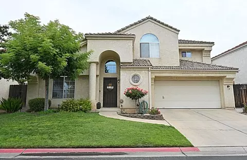 9484 N Whitehouse Dr, Fresno, CA 93720