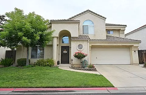 9484 N Whitehouse Dr, Fresno, CA 93720