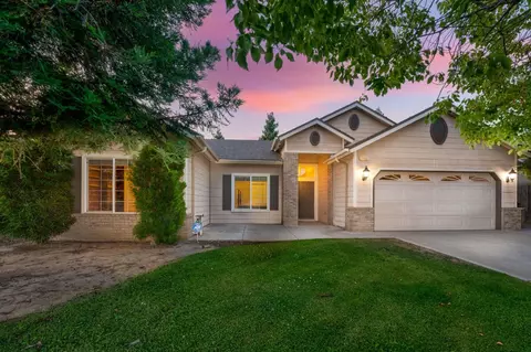 1962 Holt Ave, Sanger, CA 93657
