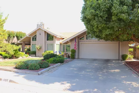 668 E Davis Dr, Dinuba, CA 93618