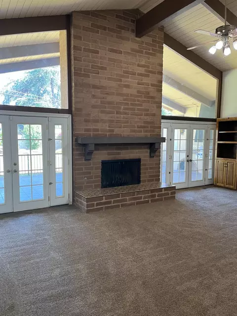 5663 E Park Circle Dr, Fresno, CA 93727