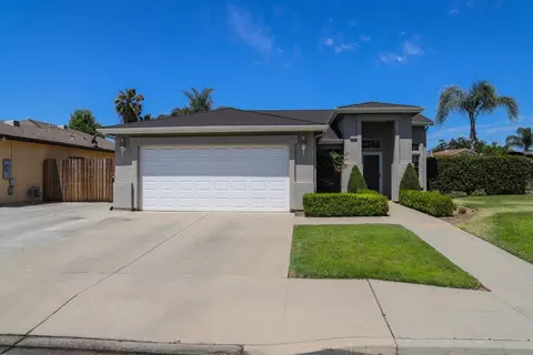 2324 Coventry Ave, Clovis, CA 93611
