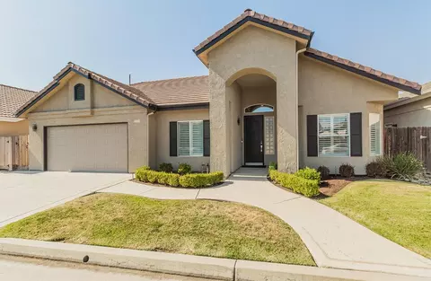 910 E Mill Creek Dr, Fresno, CA 93720