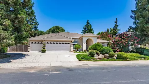 677 W Chennault Ave, Clovis, CA 93611