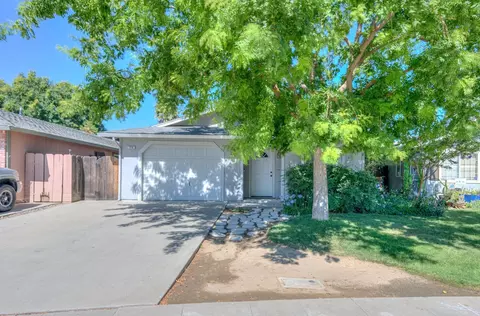 716 Oakridge Dr, Madera, CA 93637