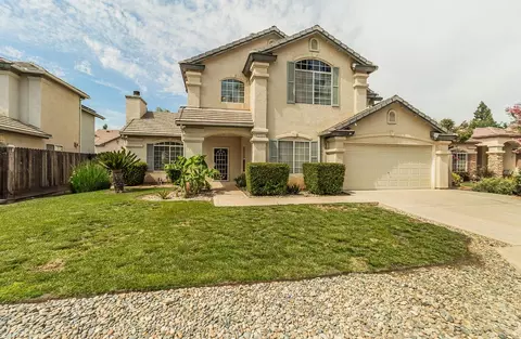 2324 E La Quinta Dr, Fresno, CA 93730