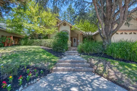 698 E Blue Ridge Rd, Fresno, CA 93720