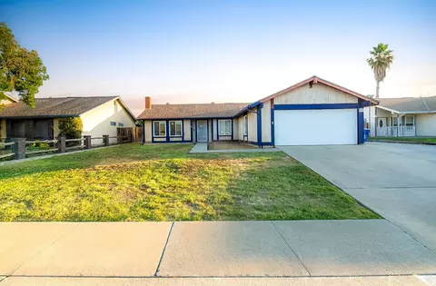 978 Clover Ln, Hanford, CA 93230