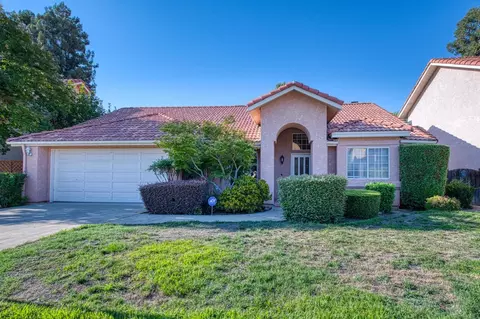 390 E Lindbrook Ln, Fresno, CA 93720